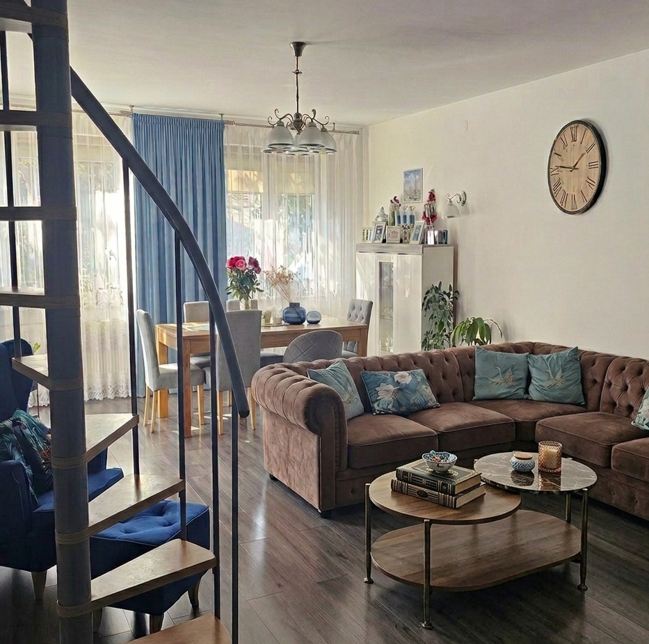 duża sofa do salonu w przestronnym nowoczesnym wnętrzu